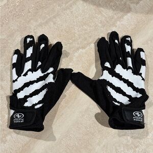 Athletic Works Black and White Zebra-Pattern Youth Small Football gloves